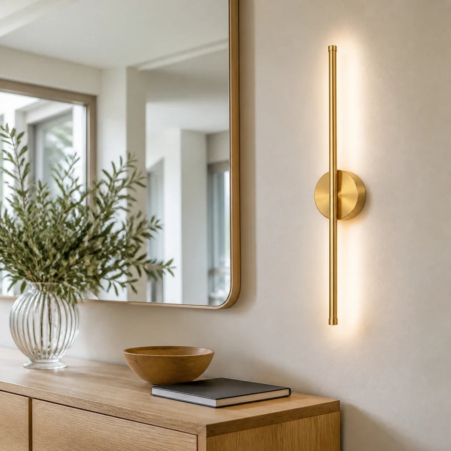 Arandela LED 50cm Dourada Recarregável — em ambiente moderno claro