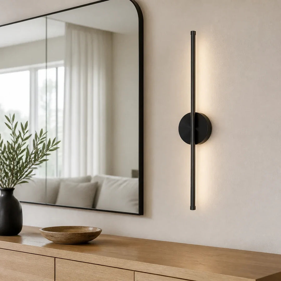 Arandela LED 50cm Preta Recarregável — em ambiente moderno claro