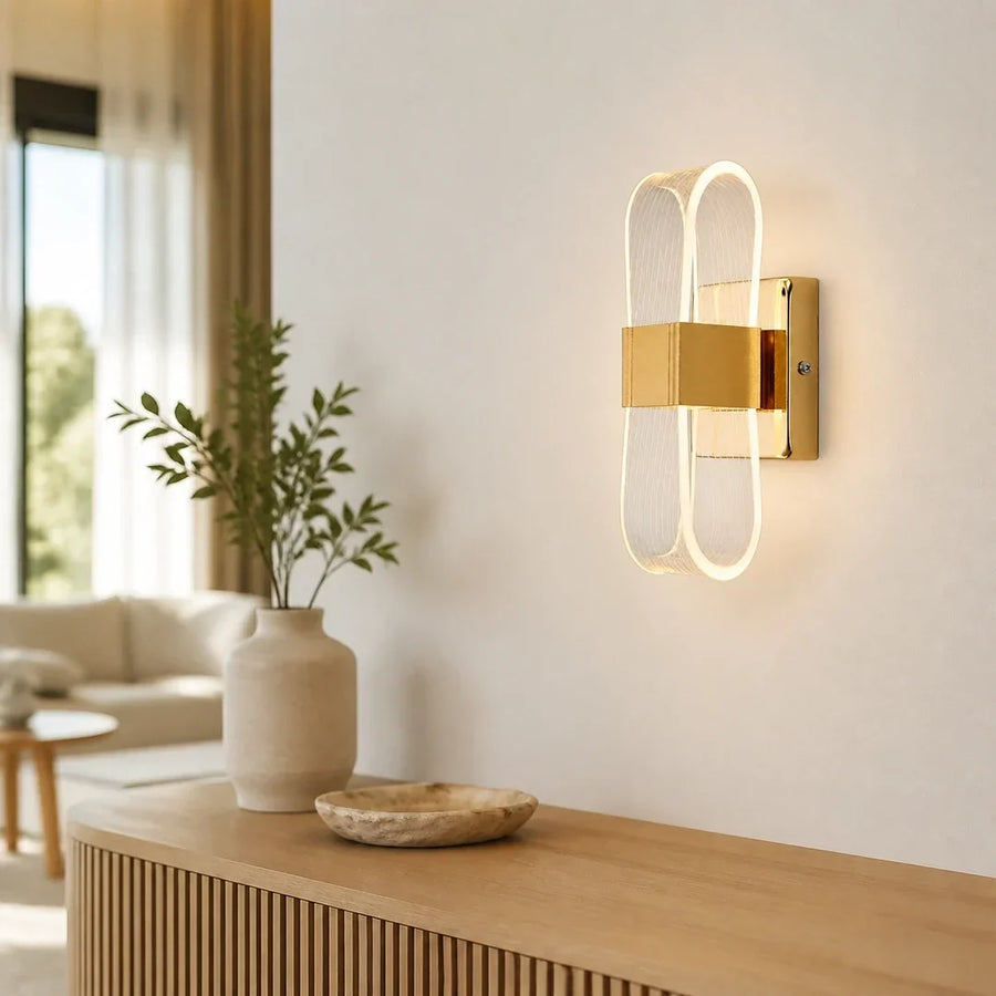 Arandela LED Acrílica Dourada 20cm — em ambiente moderno claro