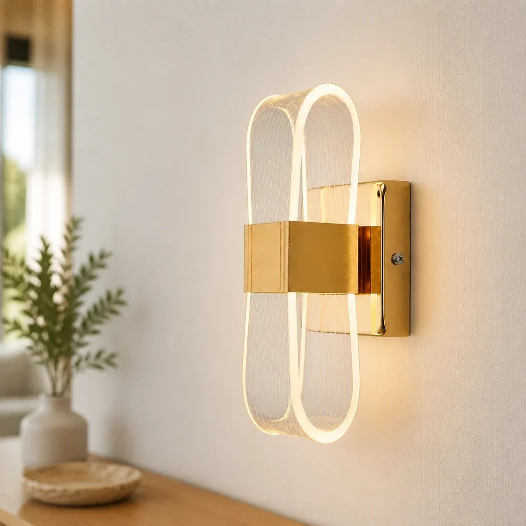 Arandela LED Acrílica Dourada 20cm — em destaque no ambiente moderno