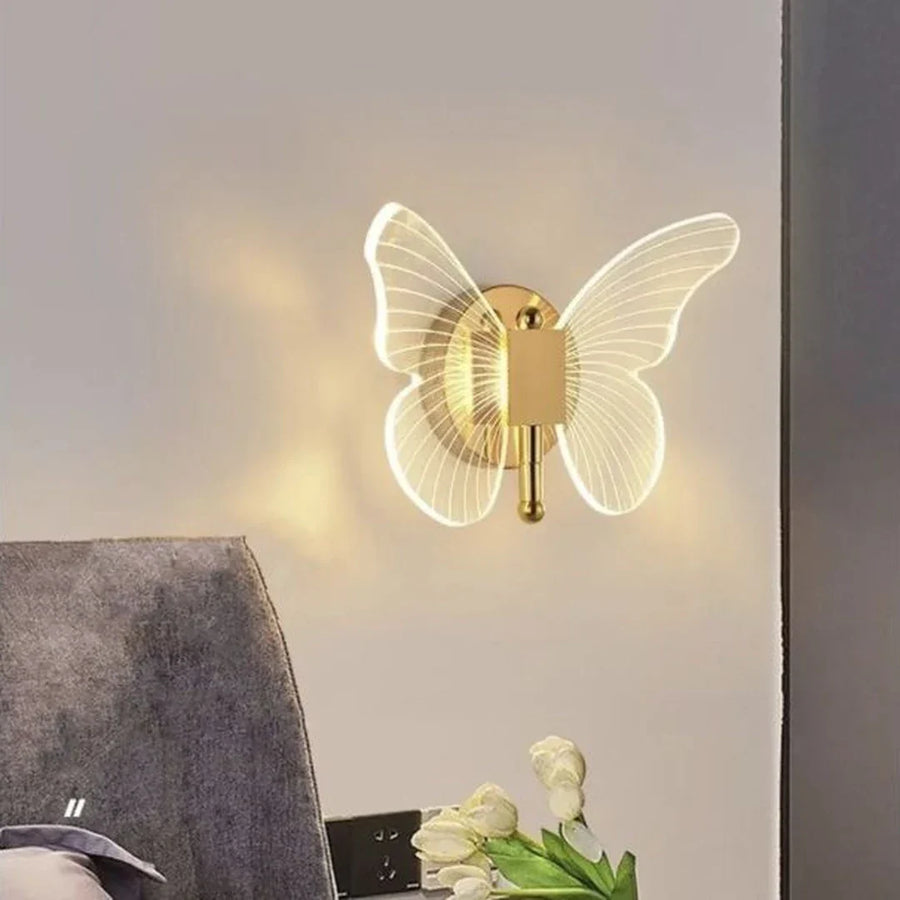 Arandela LED Borboleta Dourada Tricolor — arandela led borboleta dourada em sala contemporânea