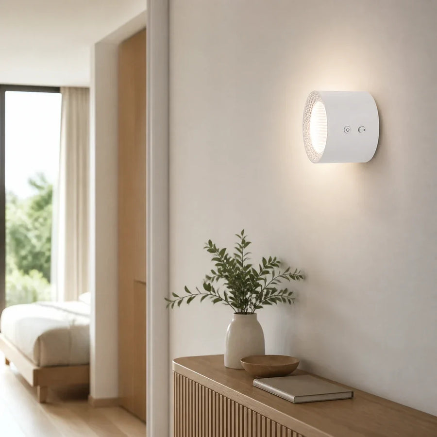 Arandela LED de Cristal Branca Recarregável — em ambiente moderno claro