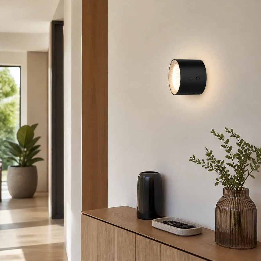 Arandela LED de Cristal Preta Recarregável — em ambiente moderno claro