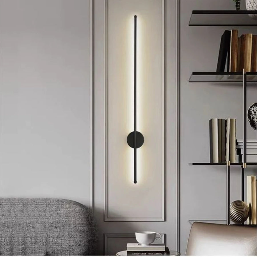 Arandela LED Linear Dourada 55cm — arandela led linear de 55 cm instalada em ambiente moderno