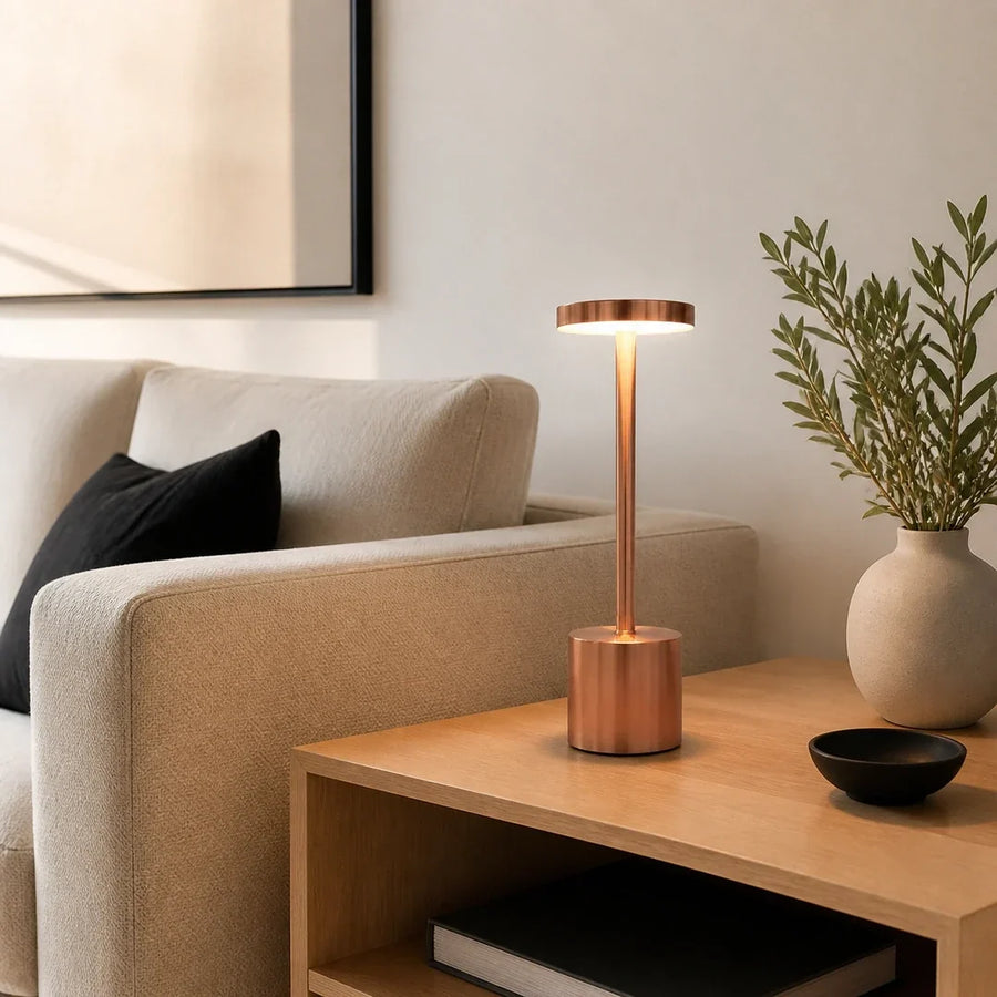 Luminária de Mesa LED Sem Fio Bronze Touch 5W — luminária de mesa led bronze em ambiente moderno