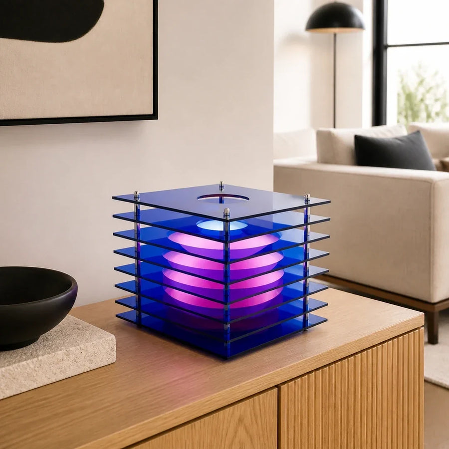 Luminária de Mesa RGB Azul Recarregável IP65 — em ambiente moderno claro