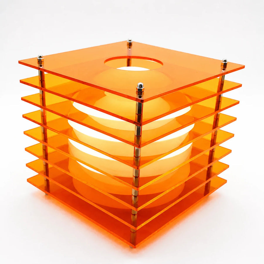 Luminária de Mesa RGB Laranja Recarregável IP65 — em fundo branco