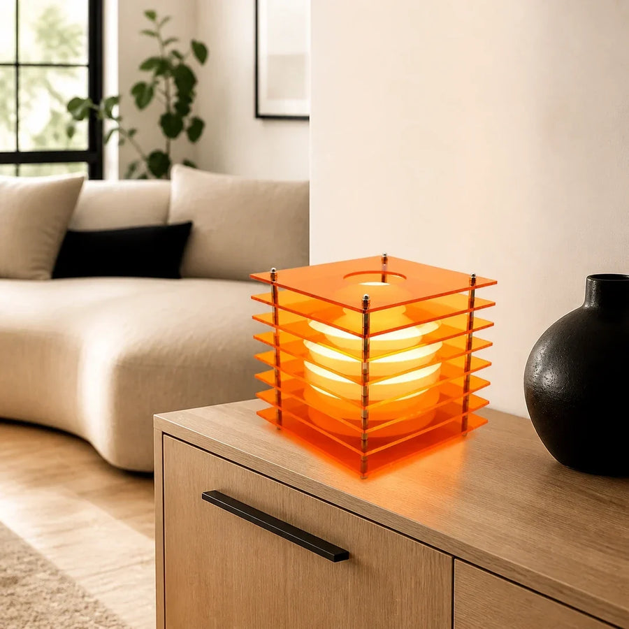 Luminária de Mesa RGB Laranja Recarregável IP65 — em ambiente moderno claro