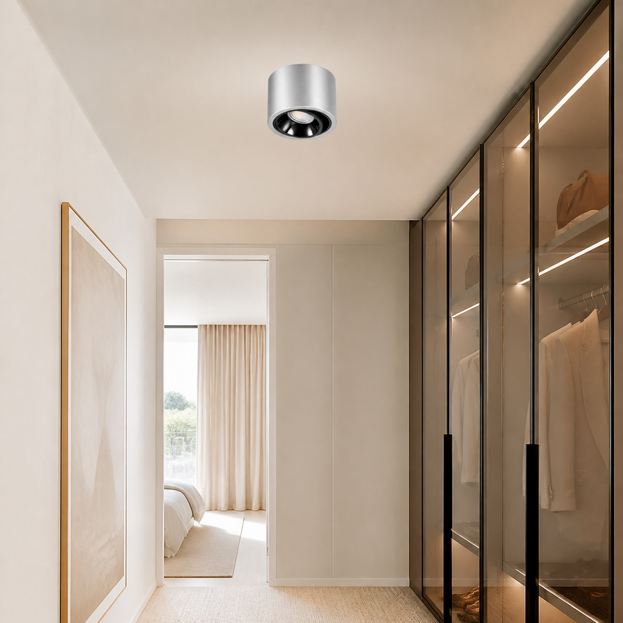 Plafon Spot LED Direcionável Prata 15W — em ambiente decorado 1